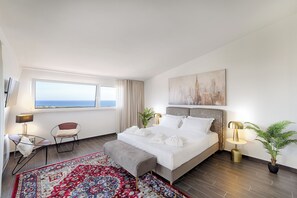 Luksus-studiosuite, sjøutsikt | Safe på rommet, skrivebord, blendingsgardiner og lydisolert