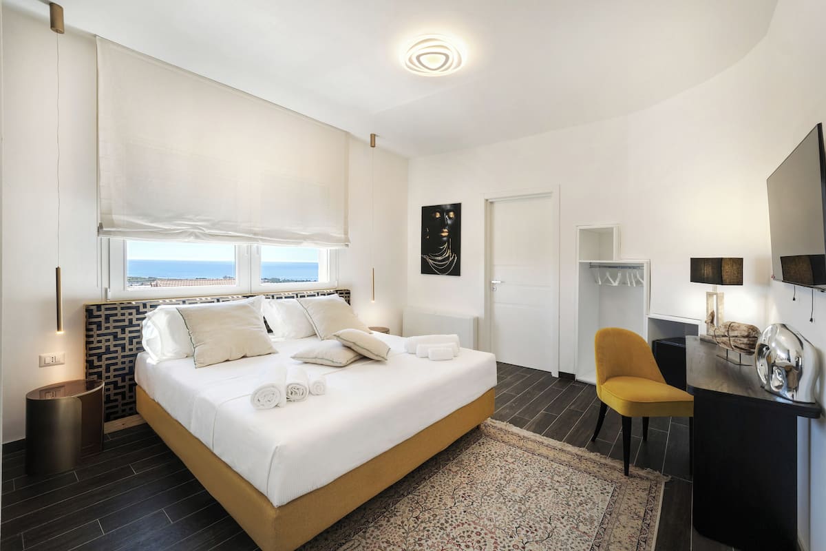Quarto casal superluxo, sacada, vista para o mar | Cofres nos quartos, escrivaninha, cortinas blackout