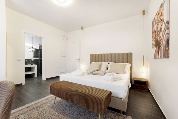 Cofres nos quartos, escrivaninha, cortinas blackout