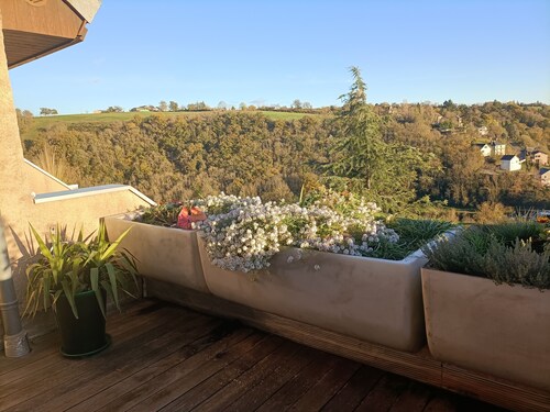 Grand appartement au calme, lumineux, sans vis à vis, proche du centre-ville.