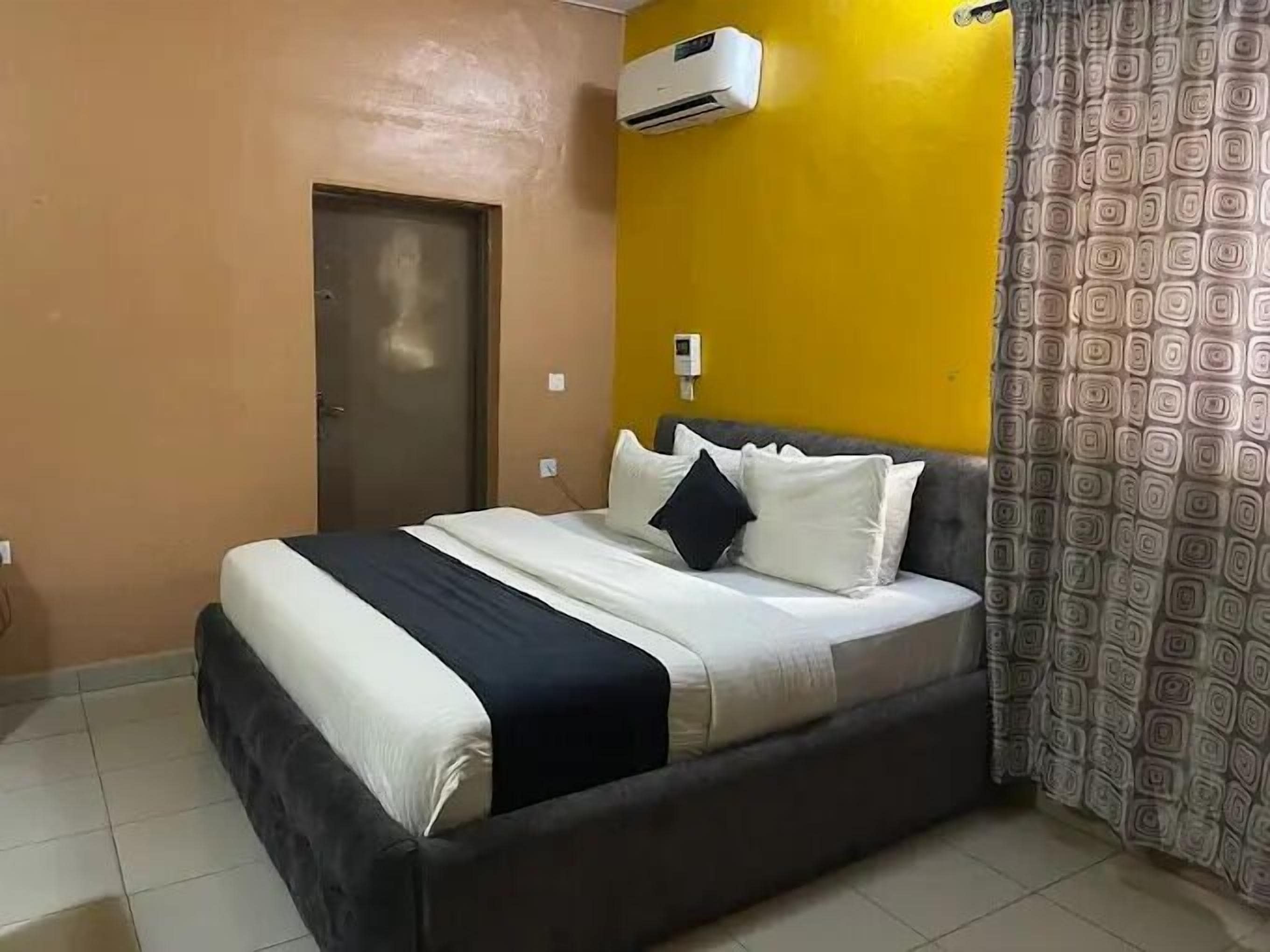 ห้องคอมฟอร์ท, ระเบียง, วิวเมือง | โต๊ะทำงาน, พื้นที่ทำงานแบบใช้แล็ปท็อป, ผ้าม่านกันแสง, ห้องเก็บเสียง