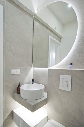 Bathroom - Aether Athens Luxurious Fully Renovated Apt (Athina)