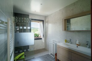 Douche, baignoire Ă jets, sĂšche-cheveux, savon