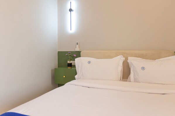 Room - Green Light 2BR W/Balcony, Lotus, By Travelholic (Lotus)