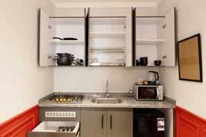 Refrigerador, microondas, parrilla de estufa y comedor 