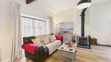 Télévision, cheminée, lecteur de DVD, espaces bureaux