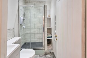 Shower, towels, shampoo