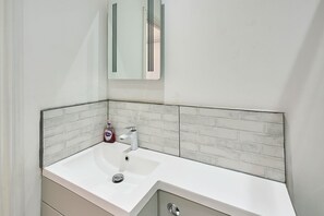 Shower, towels, shampoo