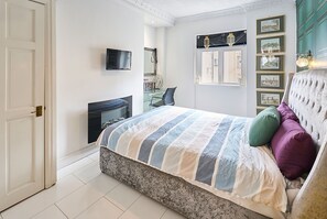 1 bedroom, desk, WiFi, bed sheets