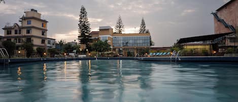 Una piscina al aire libre