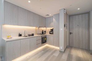 Een koelkast, een microgolfoven, een oven, een kookplaat