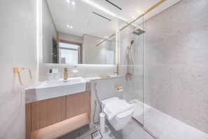 Shower, hair dryer, towels