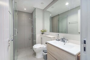 Shower, hair dryer, towels