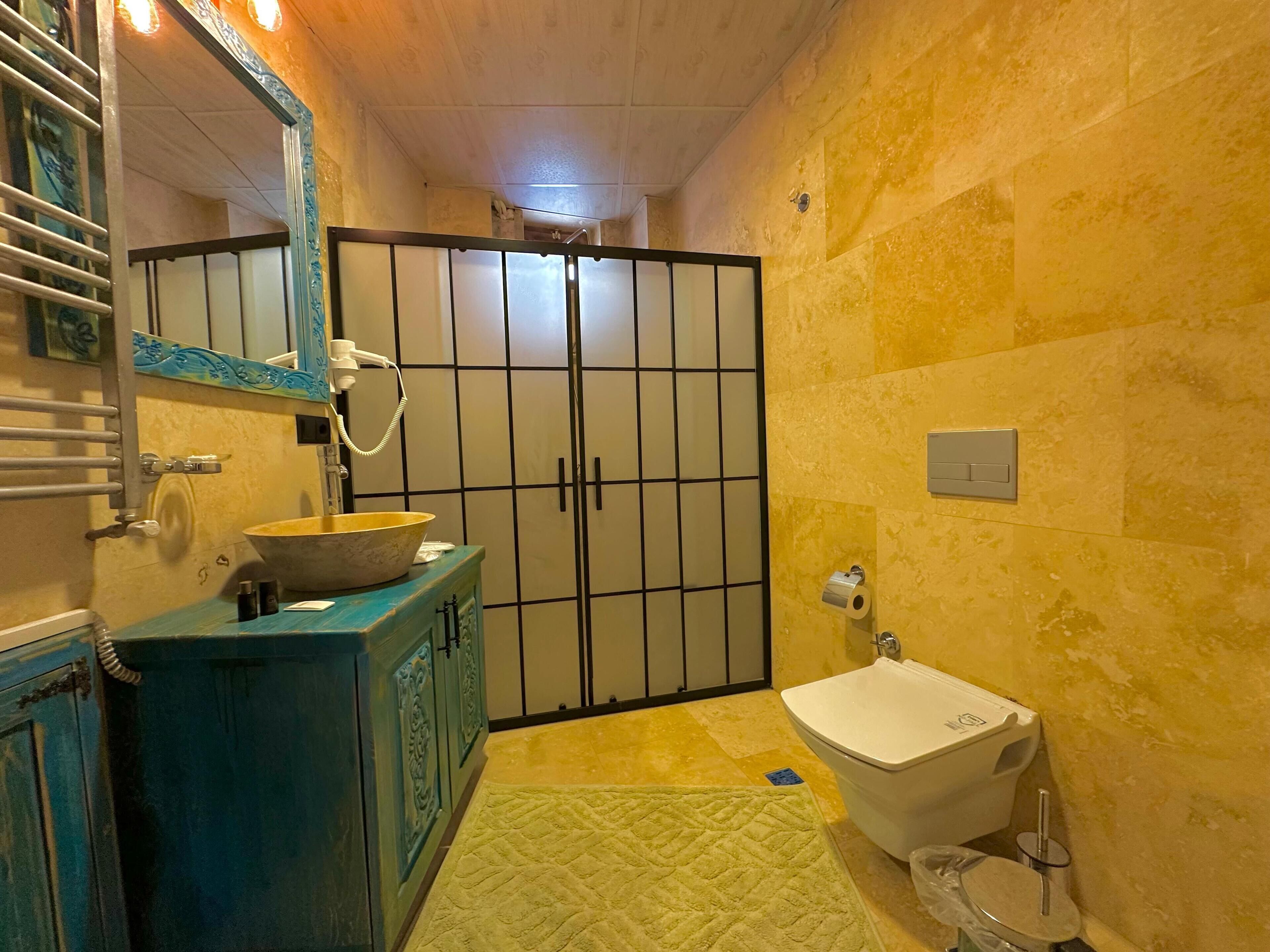 スタンダード ルーム バレービュー | バスルーム | ヘアドライヤー、スリッパ、床暖房、タオル