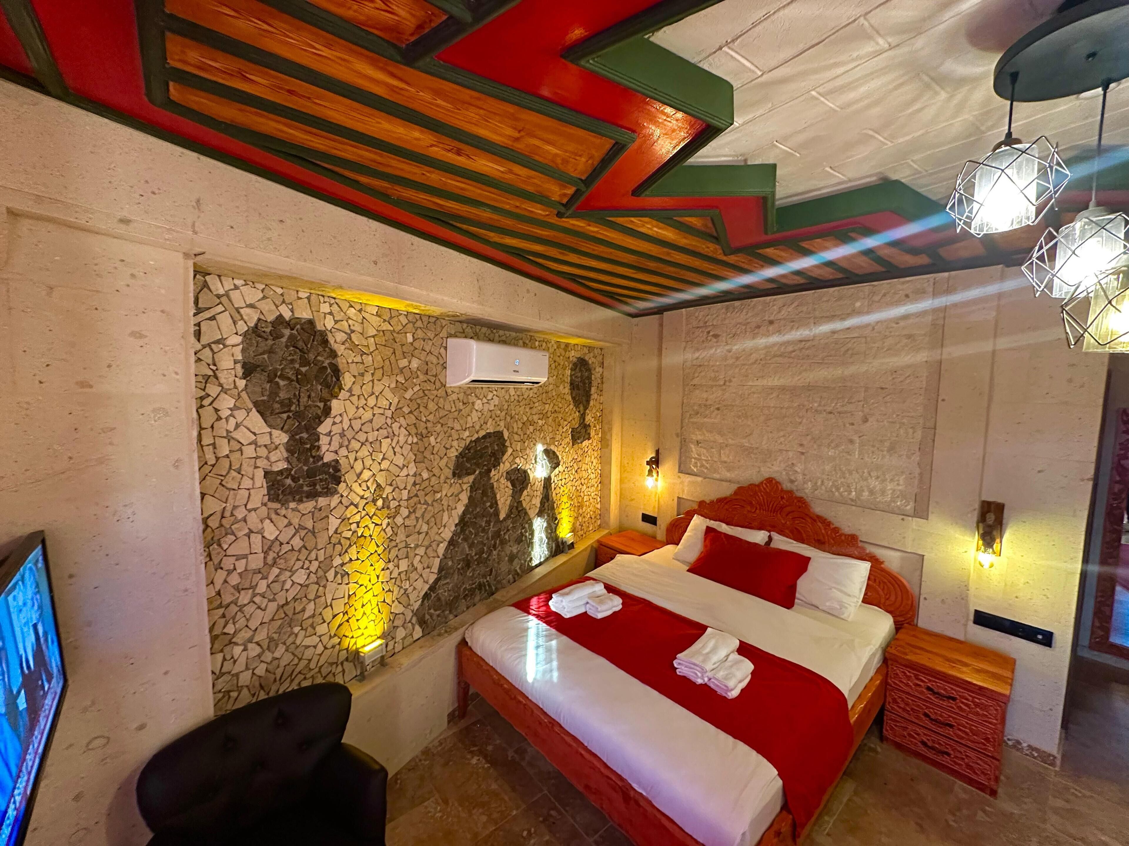 スーペリア スイート マウンテンビュー | セレクト コンフォート製ベッド、ミニバー、デスク、ノートパソコン用作業スペース