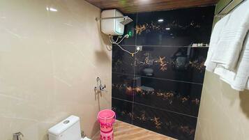 Phòng 3 Cao cấp, quang cảnh thành phố | Phòng tắm | Buồng tắm vòi sen, dép đi trong nhà, khăn tắm, xà phòng