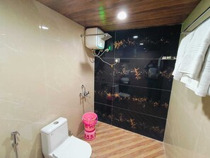 Luksus-værelse til 3 personer - byudsigt | Badeværelse | Bruser, hjemmesko, håndklæder, Sæbe