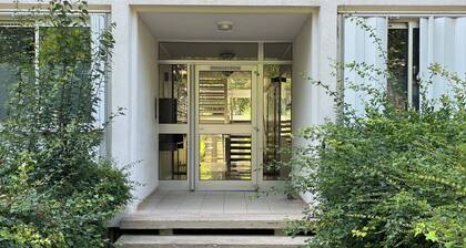 A 2,1 km du RER A St Germain en Laye . Dans un parc. Idéal famille.