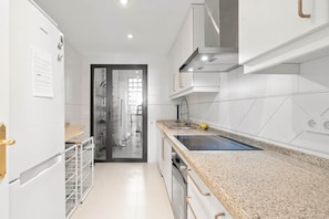 Fridge, microwave, oven, stovetop - RDR492 - Beautiful Los Arqueros apartment sea views (Benahavís)