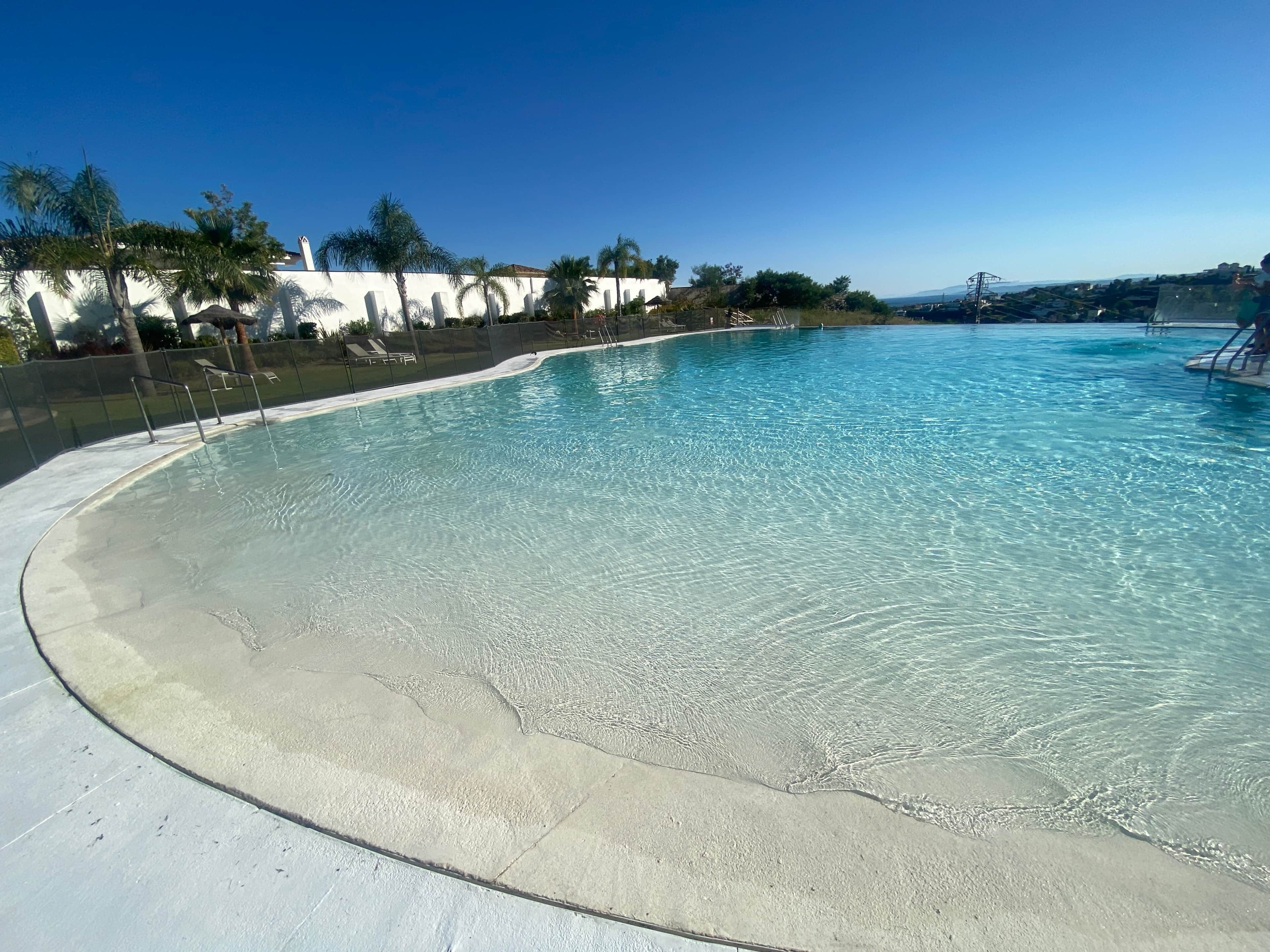 Innendørsbasseng og et oppvarmet basseng