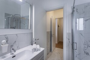 Dusche, Haartrockner, Handtücher, Seife