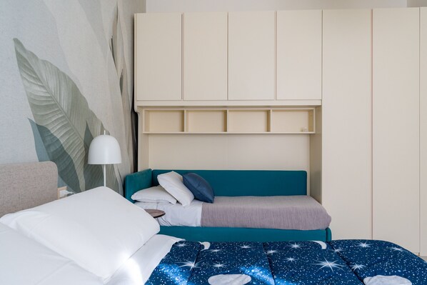 Tabla de planchar con plancha, wifi gratis y ropa de cama
