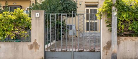 المنطقة المحيطة بالمنشأة