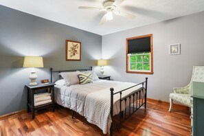 3 bedrooms, desk, WiFi, bed sheets - Ridgetop Retreat- Minutes from Town, Dog Friendly, Wood Fireplace (Berkeley Springs)