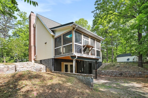 Ridgetop Retreat- Minutes from Town, Dog Friendly, Wood Fireplace