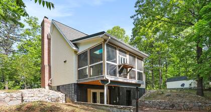 Ridgetop Retreat- Minutes from Town, Dog Friendly, Wood Fireplace