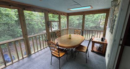 3 Bedroom Ridgetop Retreat- Minutes from Town