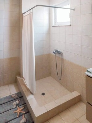 Een douche, een haardroger, handdoeken