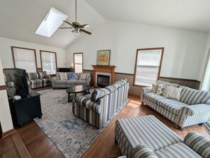 Fernseher, Kamin, DVD-Player