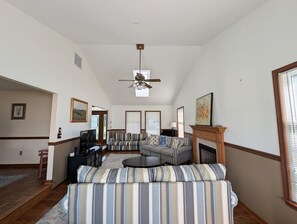 Télévision, cheminée, lecteur de DVD