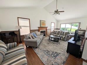 TV, fireplace, DVD player - Large 4 bedroom house with dock-dog friendly! (Ocean View)