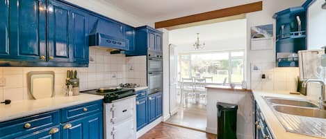 Refrigerador, microondas, lavavajillas, cafetera/tetera