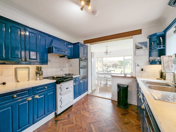 Kühlschrank, Mikrowelle, Geschirrspüler