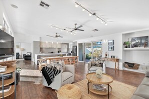 Tv, böcker och kontor