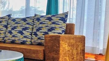 Studio Deluxe - balkong - utsikt mot trÀdgÄrden | Vardagsrum | 24-tums smart-tv med digitalkanaler