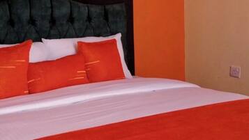 Studio Deluxe - balkong - utsikt mot trÀdgÄrden | Individuell inredning, unika möbler, gratis wi-fi och sÀngklÀder