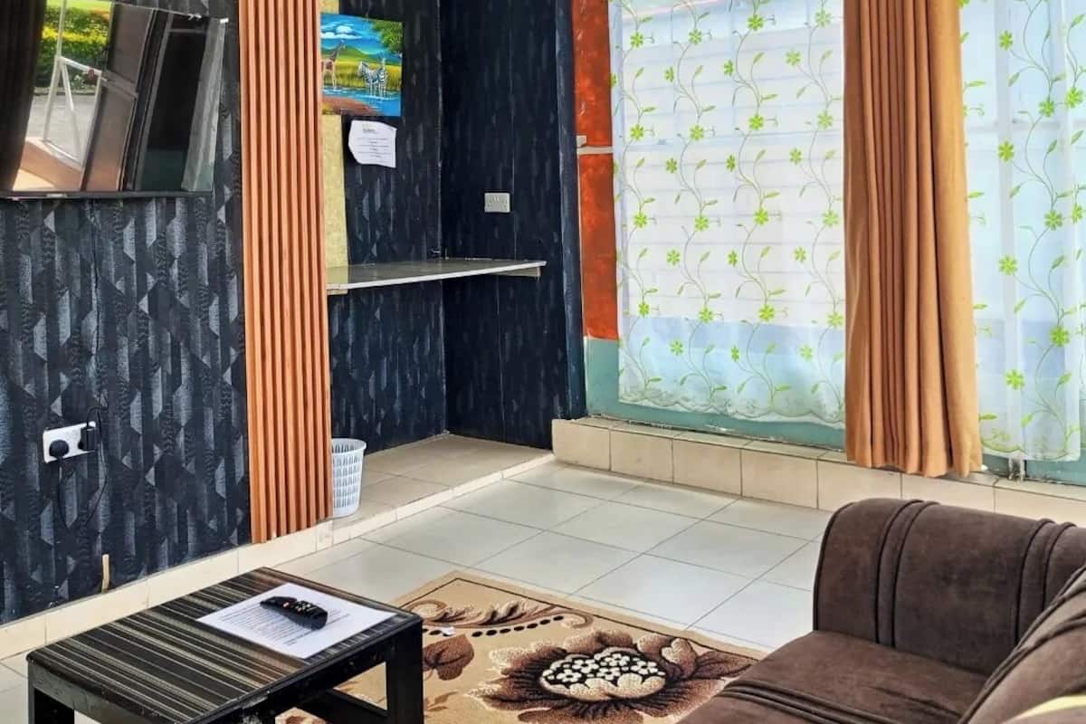 Cabane Deluxe, balcon | Coin séjour | TV connectée de 24 pouces avec chaînes numériques