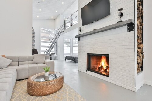 Unique and Zen open concept house with mezannine, high ceilings near ski resorts