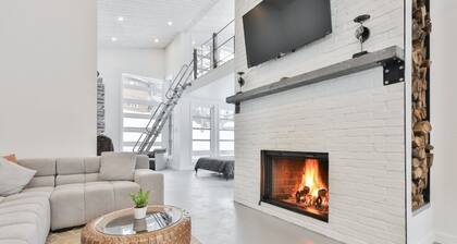 Unique and Zen open concept house with mezannine, high ceilings near ski resorts