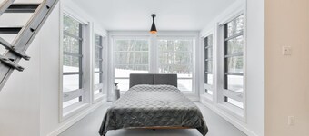 Unique and Zen open concept house with mezannine, high ceilings near ski resorts
