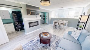 Condo, 2 quartos | Área de estar