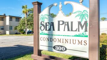 Condo, 2 Bedrooms | Property grounds