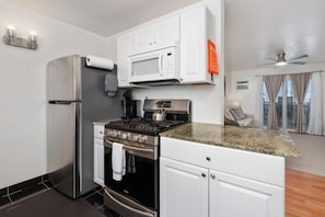 Refrigerador, horno, cafetera/tetera, tostadora