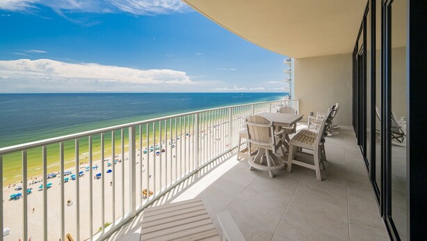 Un balcon avec vue sur la plage et l’océan.
