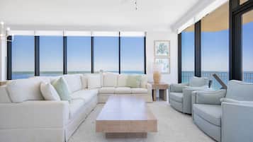 Condo, 4 habitaciones | Área de sala de estar