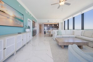 Condo, 4 habitaciones | Área de sala de estar